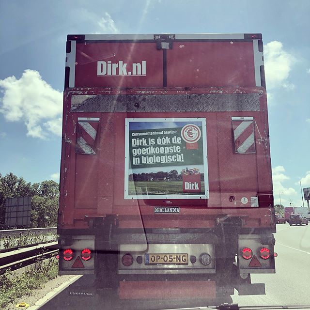 retail_tester's tweet photo. Blijkbaar is #dirk ook de goedkoopste in #biologisch.

In de auto wachtend voor het oprijden van de snelweg #a22 reed deze wagen voor mij. https://t.co/zNfmZOV7fM https://t.co/8hNHJMuepM