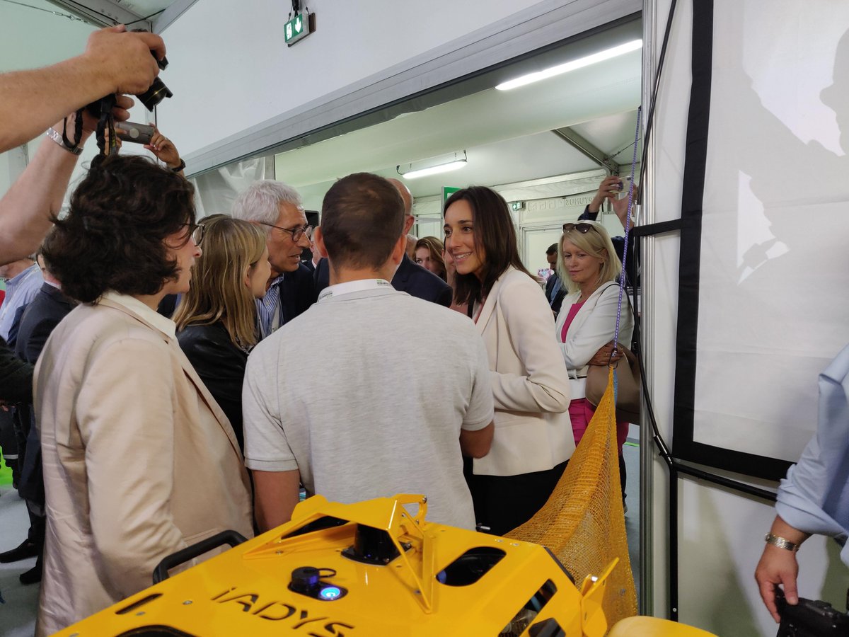 iadys's tweet photo. Le Jellyfishbot a fait connaissance avec @brunepoirson, Secrétaire d'État au Ministère de la Transition Écologique, et @AgnesPannierRunacher, Secrétaire d'État au Ministère de l'Économie et des Finances au salon #InternationalCleanTechWeek 😎🤗 https://t.co/Ilxk9MVbwz