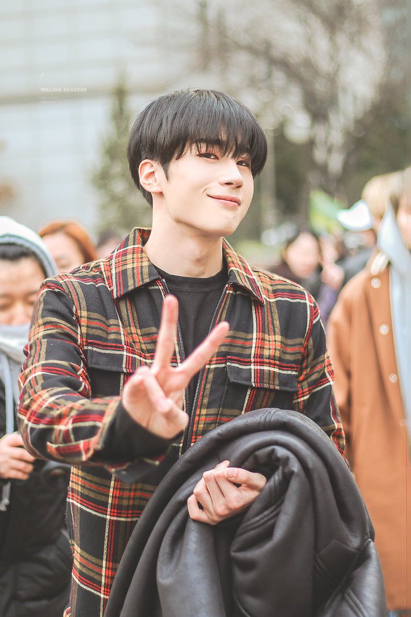 MR_HSW's tweet photo. ::HQ:: 171215 #한승우 #승우 #ビクトン 뮤뱅 외출

✌🏻✌🏻✌🏻

#승우 #한승우 #SEUNGWOO #スンウ #프로듀스_X101 #PRODUCE_X101  @NewWorld_VICTON https://t.co/cYBmAA2Khd