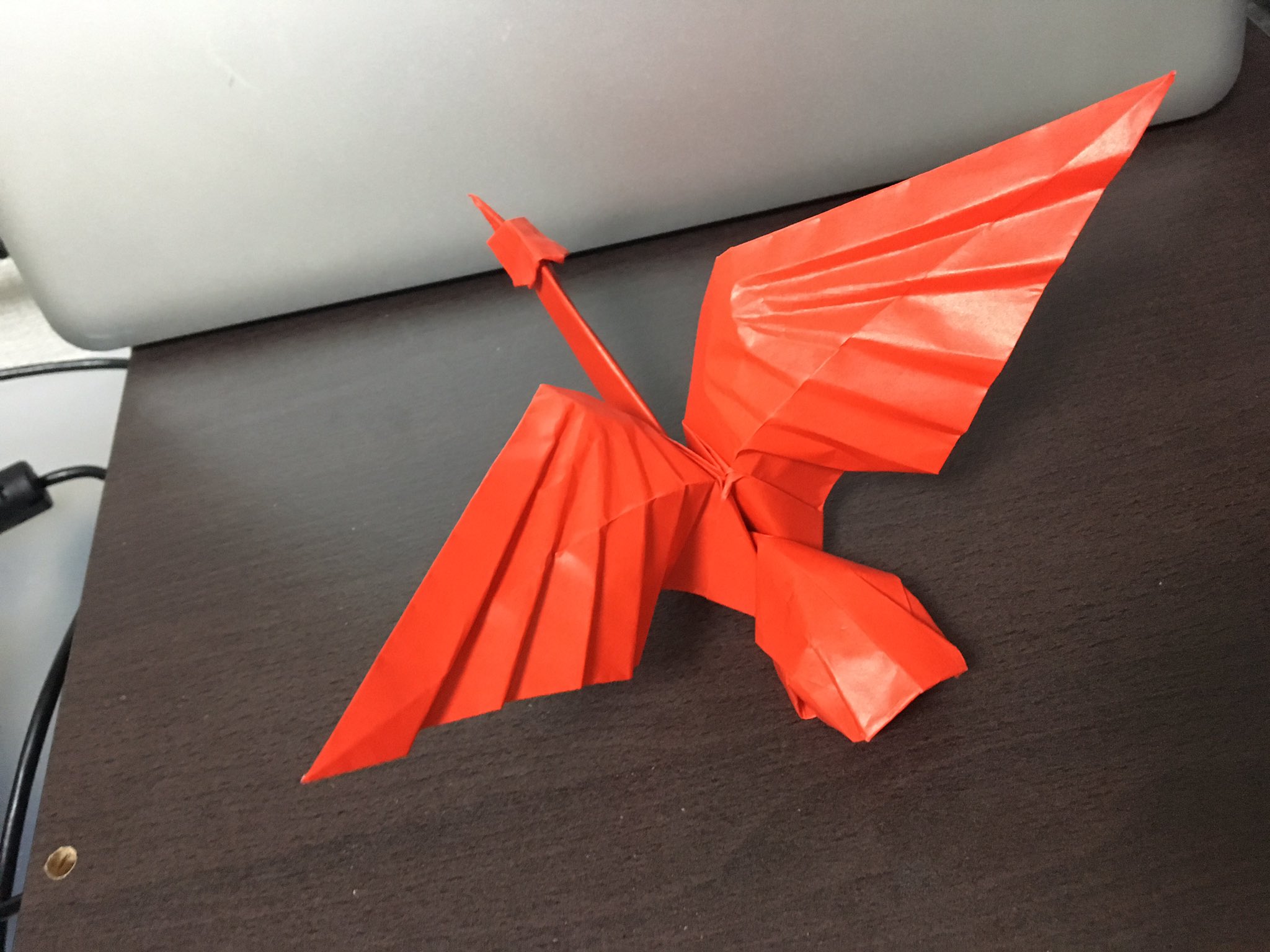 沖政一志 本日の折り紙 山本大雅さん作の 折り鶴 伝統的な折り鶴の折り方を踏襲して進化しているところが面白いですね 赤で折るとホウオウっぽくてカッコいいな 折り紙 T Co Ksre2mmxre Twitter