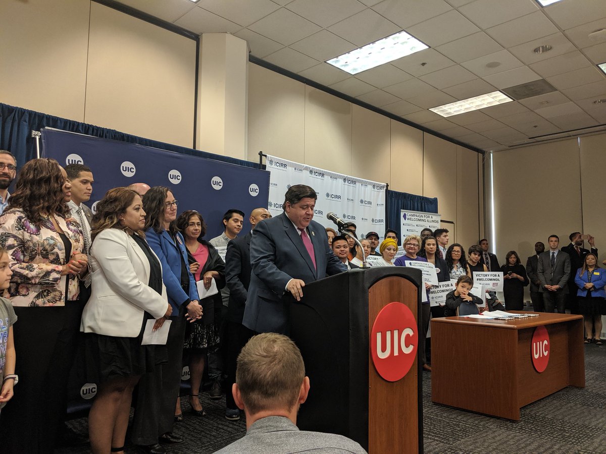 Higher_Ed_Oscar's tweet photo. So privileged to witness  Illinois history, the signing of bills including the Illinois Rise. #welcomeIL https://t.co/pgCmSArgys