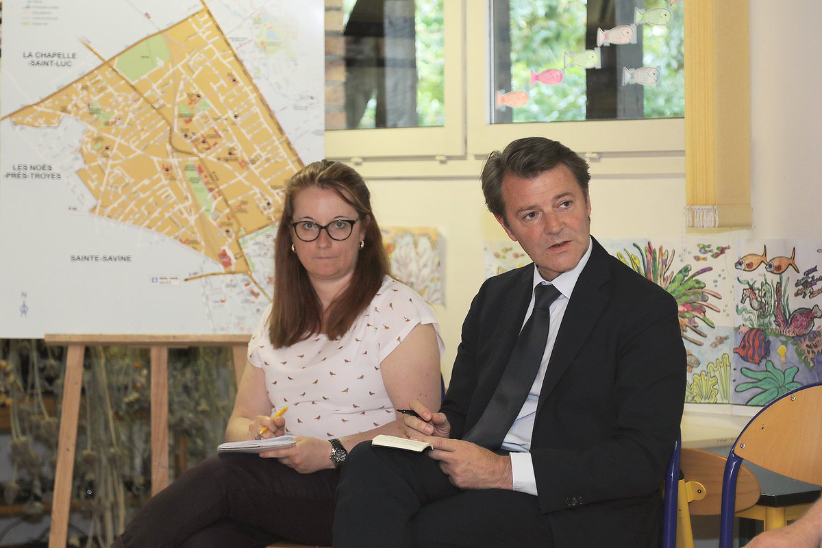 VilledeTroyes's tweet photo. MIEUX VIVRE MA VILLE | 👫🏘
@francoisbaroin est allé à la rencontre d’habitants du quartier des Marots dans le cadre des réunions Mieux Vivre Ma Ville. Il a pu écouter et répondre aux demandes des Troyens.
#mieuxvivremaville #troyes #marots #reunion https://t.co/bHwQGbVwXw