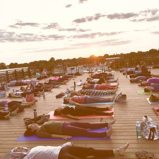 yogabusiness's tweet photo. No rain today for our Rooftop @359yoga event 🌱🌻🦋 Excited to practice with our Wyandotte yogis! 🧘🏻‍♀️ https://t.co/lUkm4W4DQj https://t.co/ztRbJrhVWA