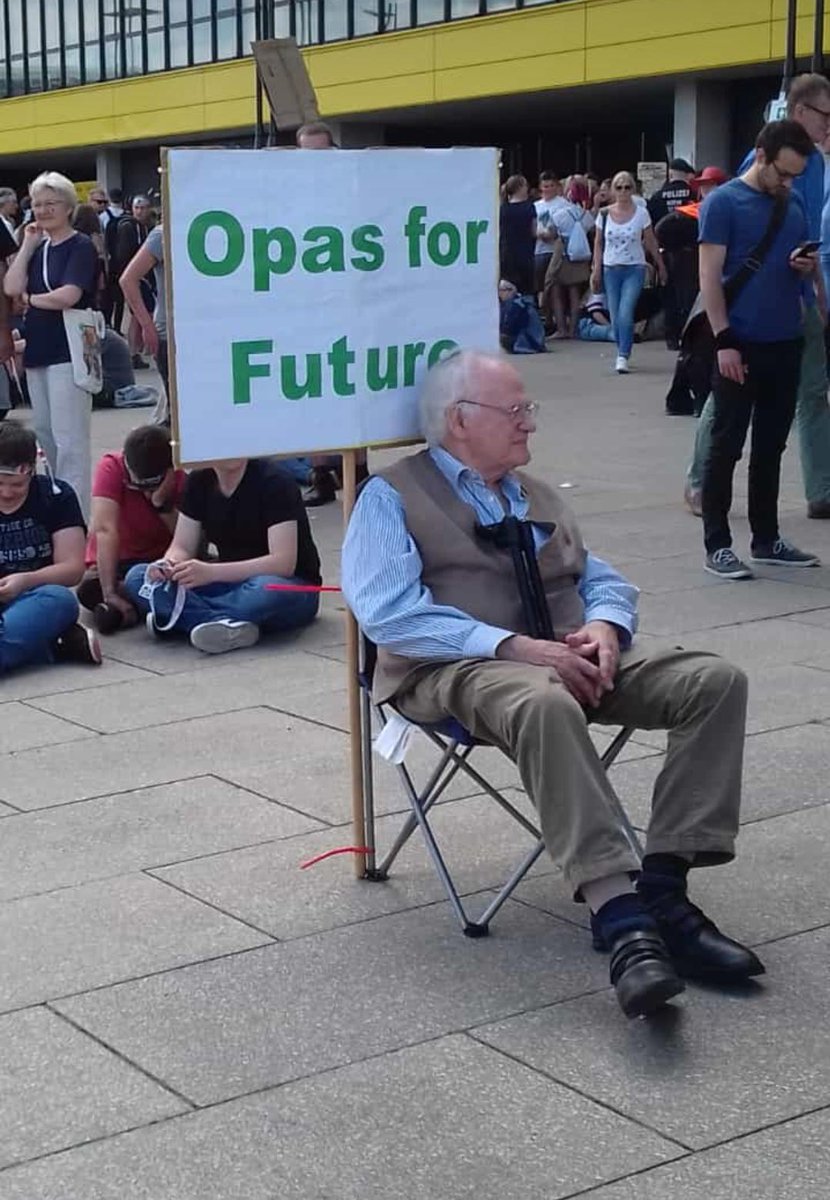 _nasir_ahmad_'s tweet photo. Nach mutigen "Omas gegen Rechts" stehen jetzt auch mutige "Opas for Future" hinter ihren Enkelinnen und Enkeln.
What a time to be alive!
#FridaysForFurture #OpasForFuture #OmasGegenRechts https://t.co/WaQFwdBI7L