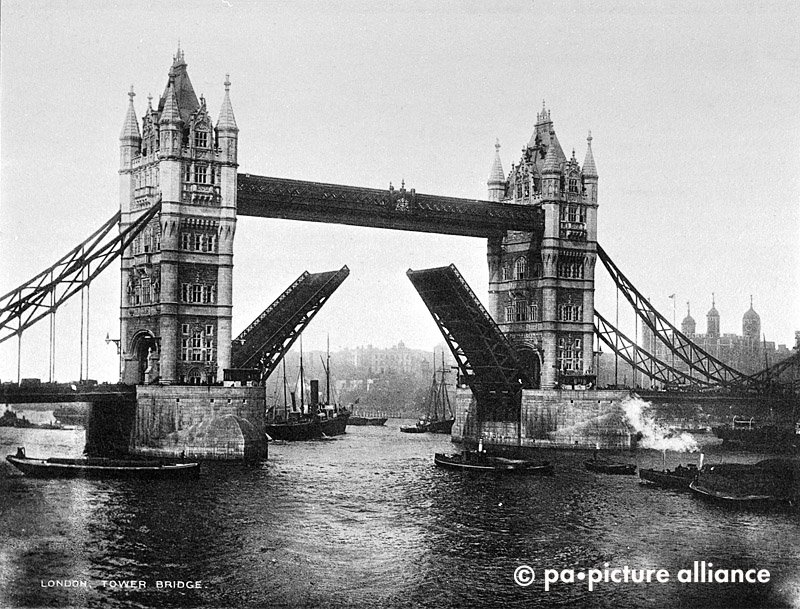Wie Alt Ist Die Tower Bridge In London : 1894: Die Tower Bridge, Londons berühmte Straßenbrücke über di...