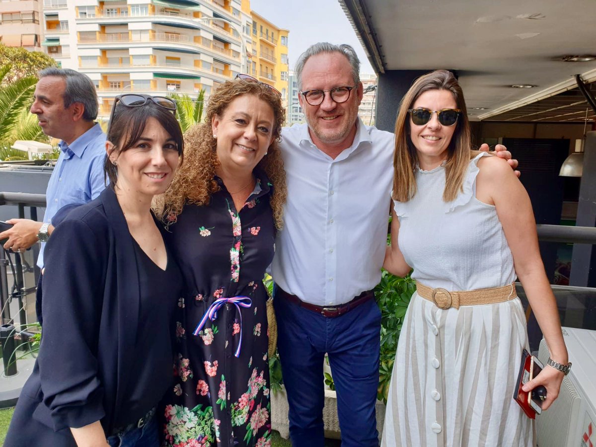 Un año más, y como ya es tradición, soci@s y colaboradores del <a href="/circuloalicante/">El Círculo-Directivos Alicante</a> nos juntamos para disfrutar de un momento mágico de #Hogueras19 ¡Senyor pirotecnic pot començar la mascletà! 💣💣🎇🎇 #Equipo #Directivos #Fogueres #Polvora #Cocaambtonyina 👏🏻👏🏻