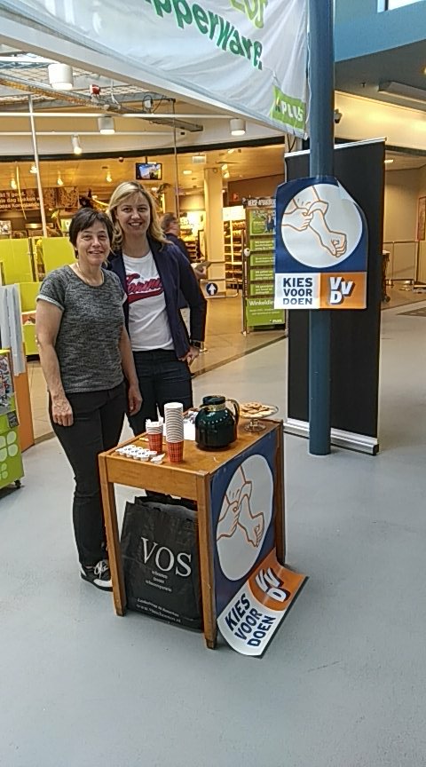 <a href="/HWesterdijk/">Harriet Westerdijk</a> (wethouder), <a href="/JeroenKolster/">Jeroen Kolster</a> (raadslid) en Jacqueline van Nauta Lemke (waterschap) zijn in gesprek met inwoners van 's-Gravenland om te vragen of zij prettig leven in hun wijk. Komt u ook langs voor een bakkie?