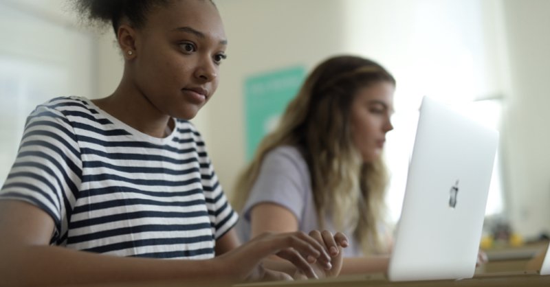 Estamos muito orgulhosos de ter <a href="/digitalhouseBR/">Digital House Brasil</a> como o provedor de nosso curso Desenvolvimento de apps com Swift #EveryoneCanCode. Confira o novo curso de Swift deles e inscreva-se hoje! apple.co/2N2ljTz