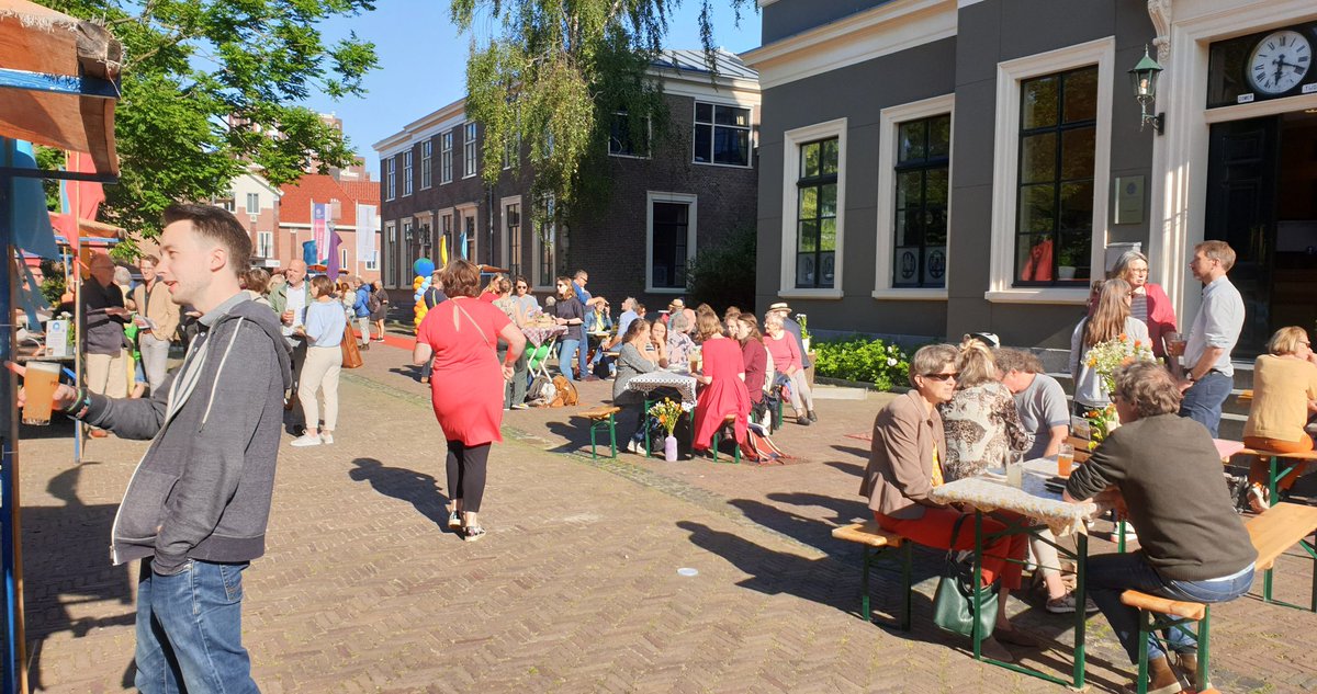 Wanneer de dag langzaam ten einde komt is het bij de sterrenwacht nog steeds gezellig #Midzomerdag071