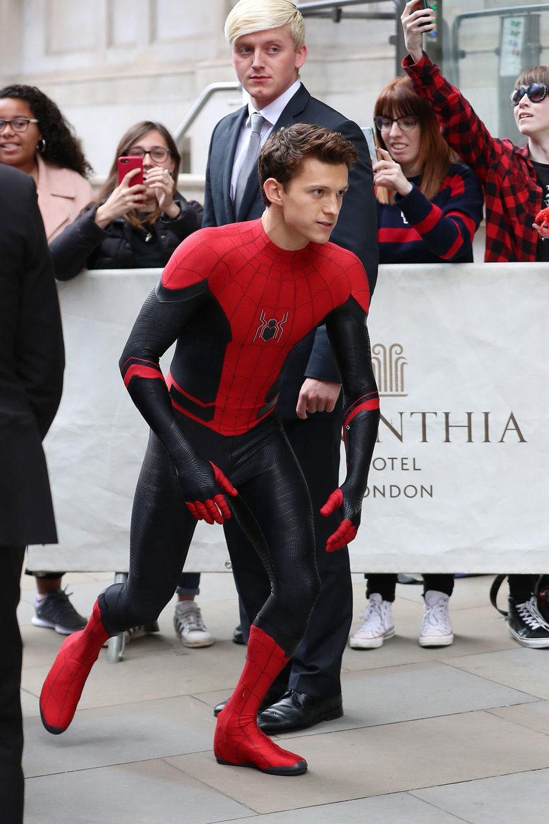 tomhollandbr's tweet image. Tom Holland visitando um hospital infantil hoje à tarde em Londres! #2