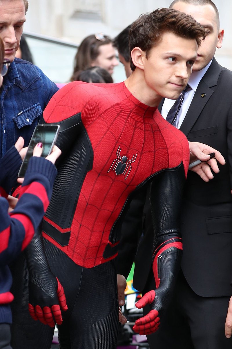 tomhollandbr's tweet image. Tom Holland visitando um hospital infantil hoje à tarde em Londres! #2