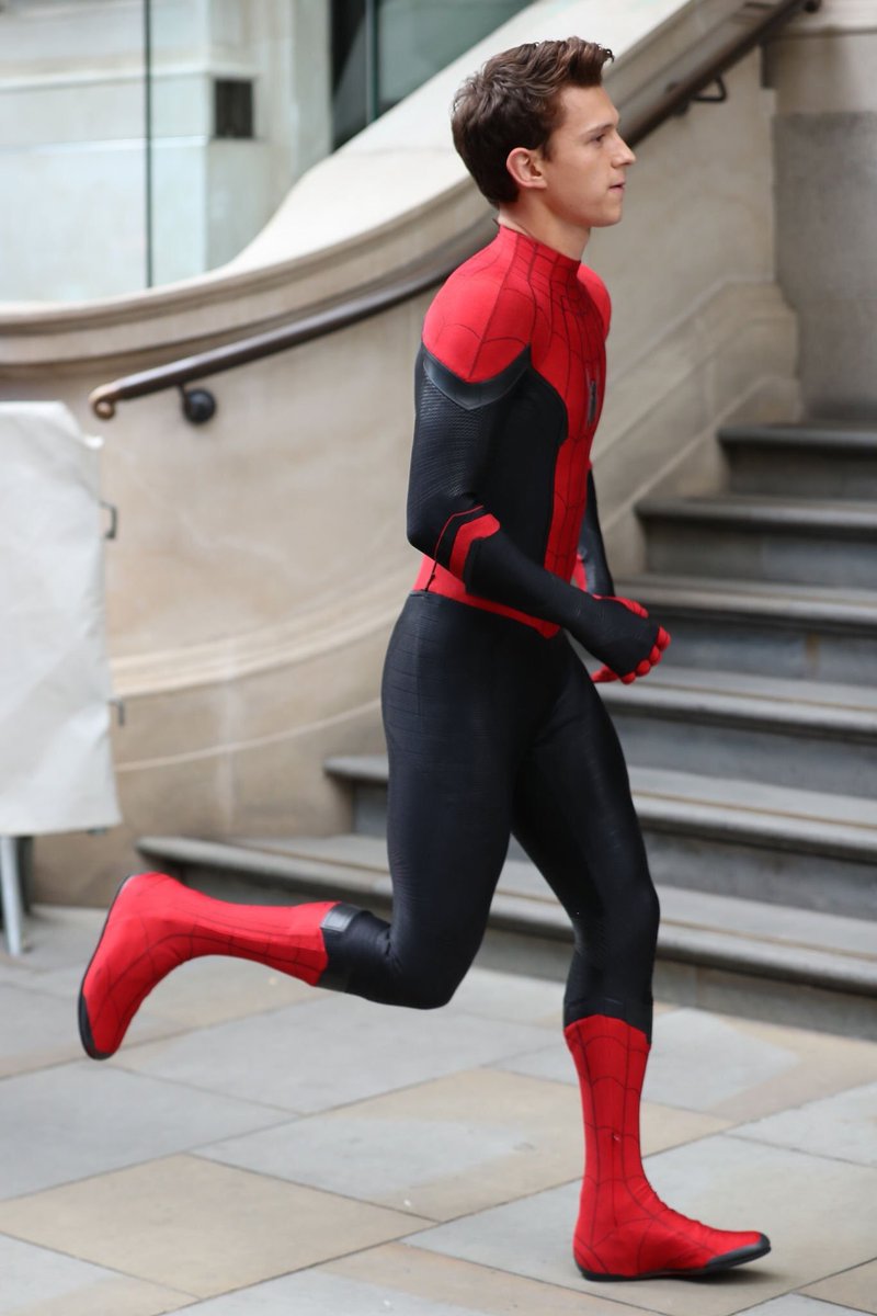 tomhollandbr's tweet image. Tom Holland visitando um hospital infantil hoje à tarde em Londres! #2