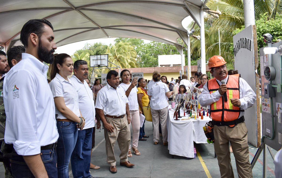 El #Plantel03Escárcega realizó la Expo Feria de Servicios y entrega de Constancias del segundo trimestre a 135 alumnas y alumnos de los diferentes cursos.
#ICATCAM #CapacitarParaCrecer