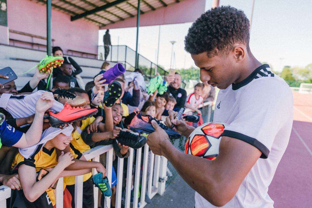jctodibo's tweet photo. Retour aux Sources important 
Passer du temps avec les jeunes et futur générations quel bonheur 🔥😍
#OublieJamaisDouTuViens #FcLesLilas https://t.co/FH24IHmb3m
