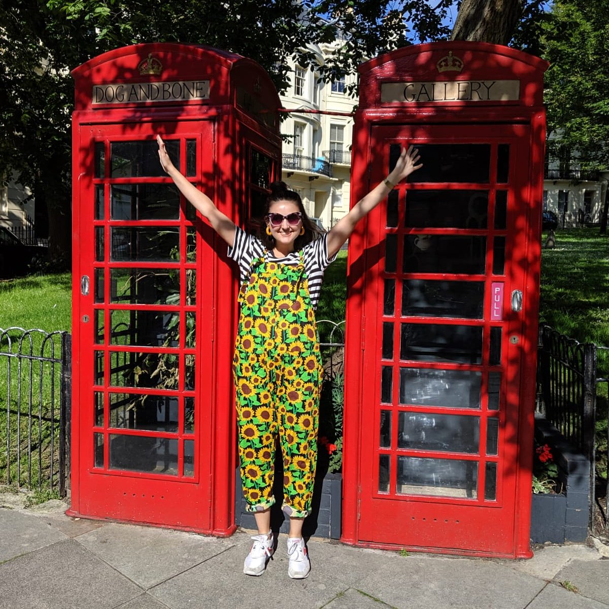 rockpapervinyl's tweet photo. The lovely @amy_illustrator modelling her new dungarees!
Really enjoyed making these :)
Excellent modelling poses too!
🌻🖤🌻🖤🌻🖤🌻🖤🌻
@singersewinguk
#rockpapervinyl #sewing #mbjm #heydaydungarees #singersewingcompany #singersewingmachines #sunflowers #sewingpatterns #sew https://t.co/fAw9vgAqLz
