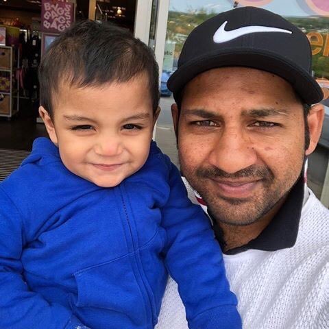 qutaiba_mehmood's tweet photo. Sarfraz bhai log ussi ki tang khenchte hain jo unse uper hota.
Ap in sab se bht uper or afzal hain.
   کل تک میں سرفراز سپورٹ کررہا تھا آج سرفراز میری ضد بن گیا ہے۔
#IstandwithSarfraz https://t.co/4fsfNA9Z7A