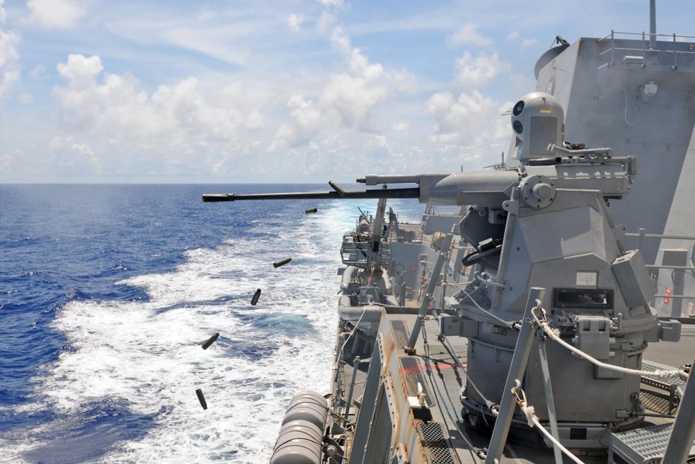 🔥Live-fire exercise!🔥Gotta make sure that MK-38 25mm machine gun is ready for security & stability in the Indo-Pacific. #USSWilliamPLawrence #USNavy