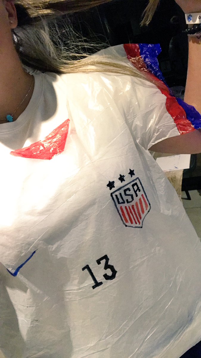 DanDan0013's tweet photo. @FIFAWWC @USWNT @alexmorgan13 Student budget + plastic bag = US Shirt 😂🙆🏼‍♀️ #MyFIFAWWCshirt https://t.co/1cPvZ2n50E