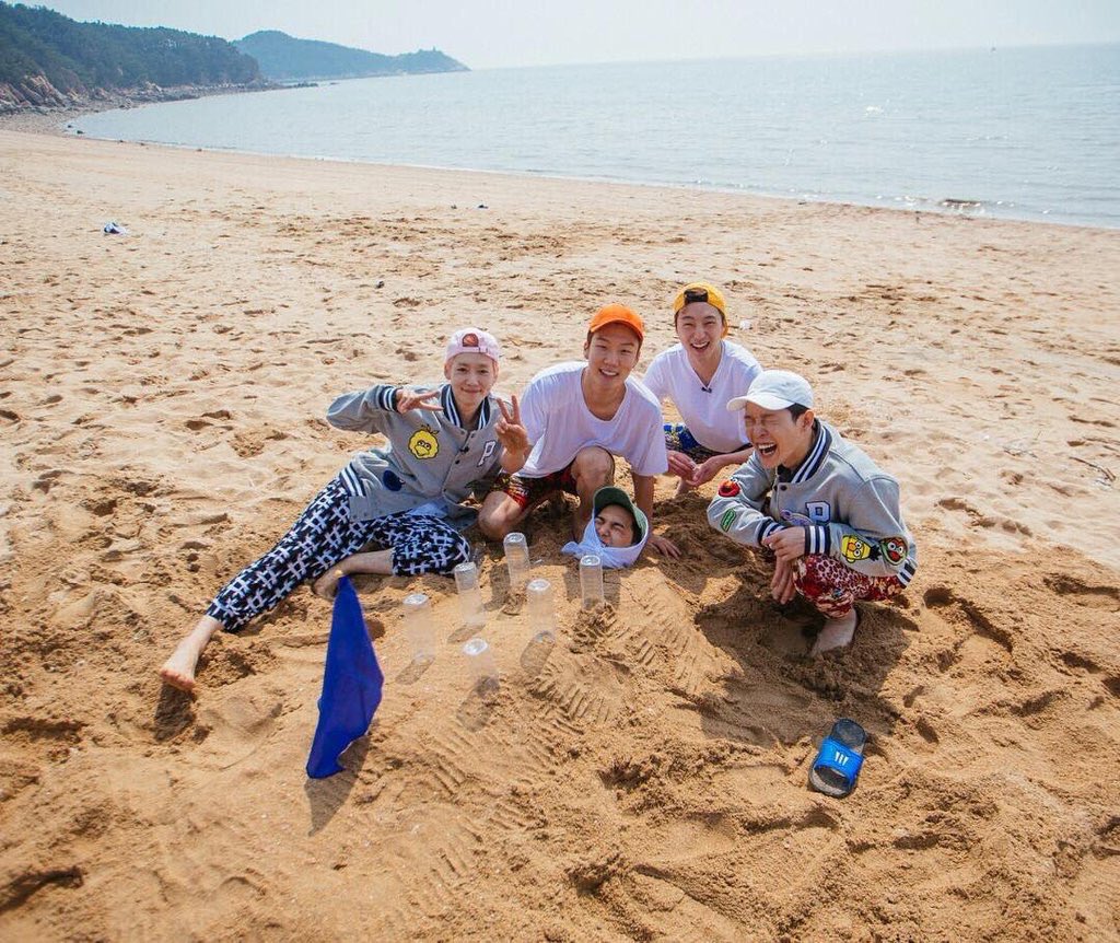 Coffee_Rose18's tweet photo. คิดถึงรอยยิ้มตอนอยู่ด้วยกันของ 5 คนแบบนี้
ตอนนั้นน้องสุดท้องหัวเราะกว๊างกว้าง  ชอบใจใหญ่ แกล้งคนพี่สำเร็จ
คิดถึง 💙💙💙💙💙
#WOT5 https://t.co/1be0qvac0F