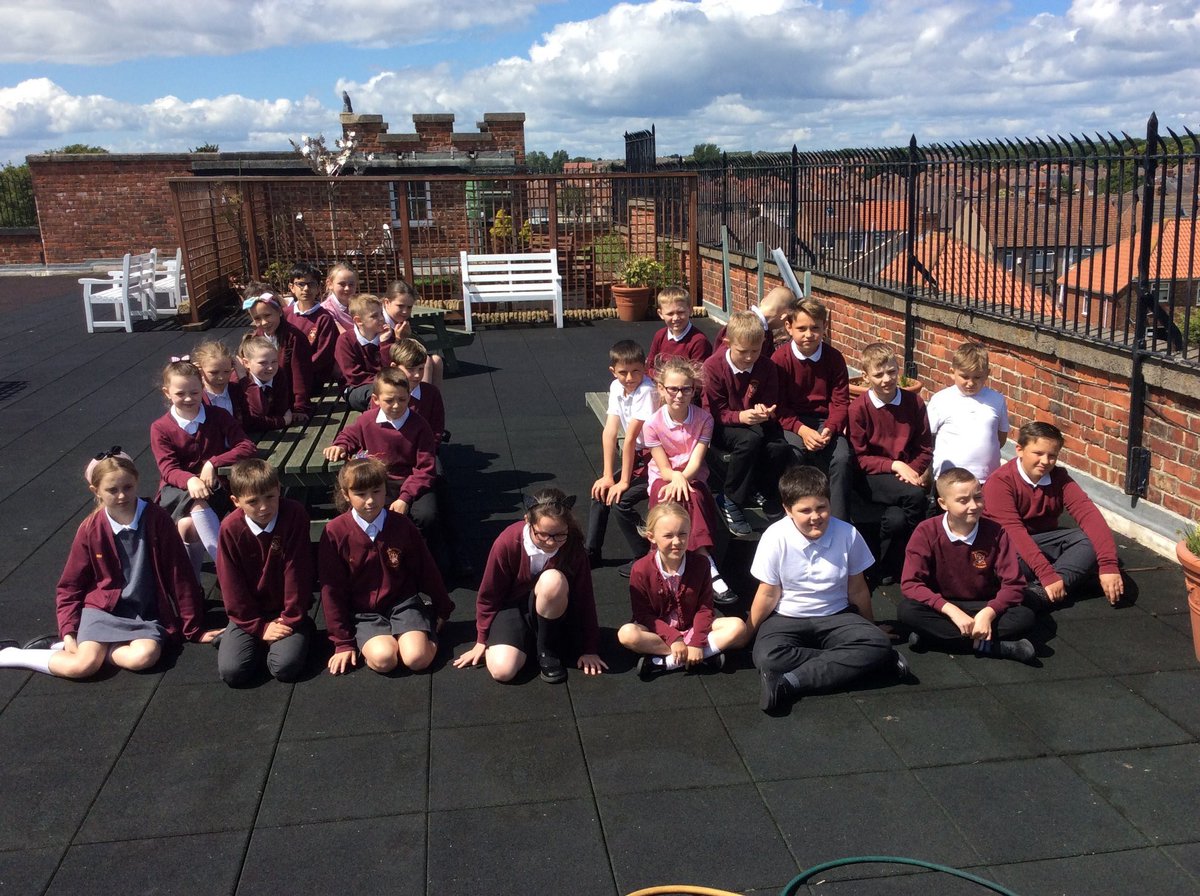 StCuthbertsPESS's tweet image. Year 5 enjoying the sun during golden time☀️