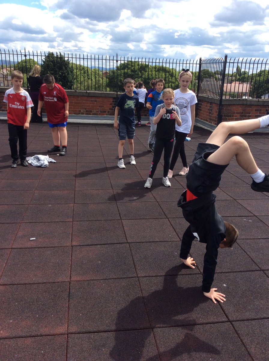 StCuthbertsPESS's tweet image. Year 5 enjoying the sun during golden time☀️