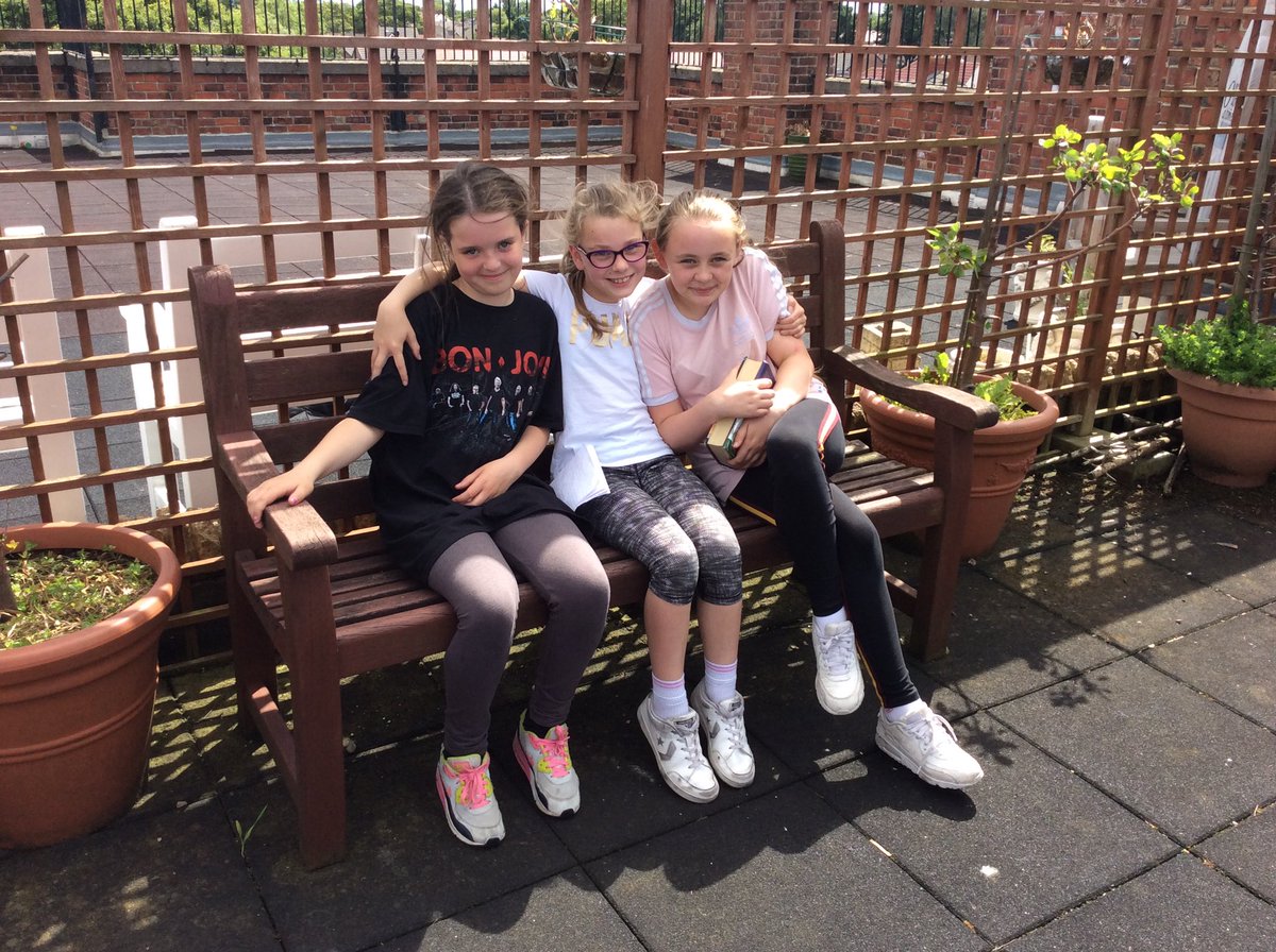 StCuthbertsPESS's tweet image. Year 5 enjoying the sun during golden time☀️