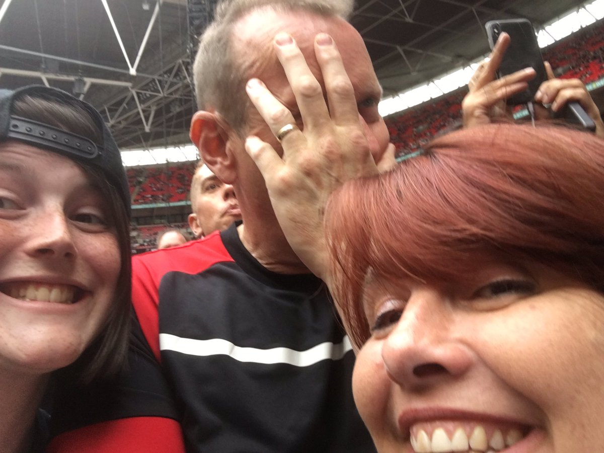 Shannonfriley's tweet photo. Someone’s a bit camera shy 😂 #bonjoviMemories https://t.co/Xexhy7jAHZ