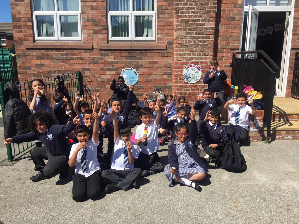 SmithdownPr's tweet photo. 100% attendance for Y3BC. @SmithdownPrimY3. Perfect weather to enjoy a choc ice reward. #smithdownextra #attendancematters https://t.co/WpeCzySday