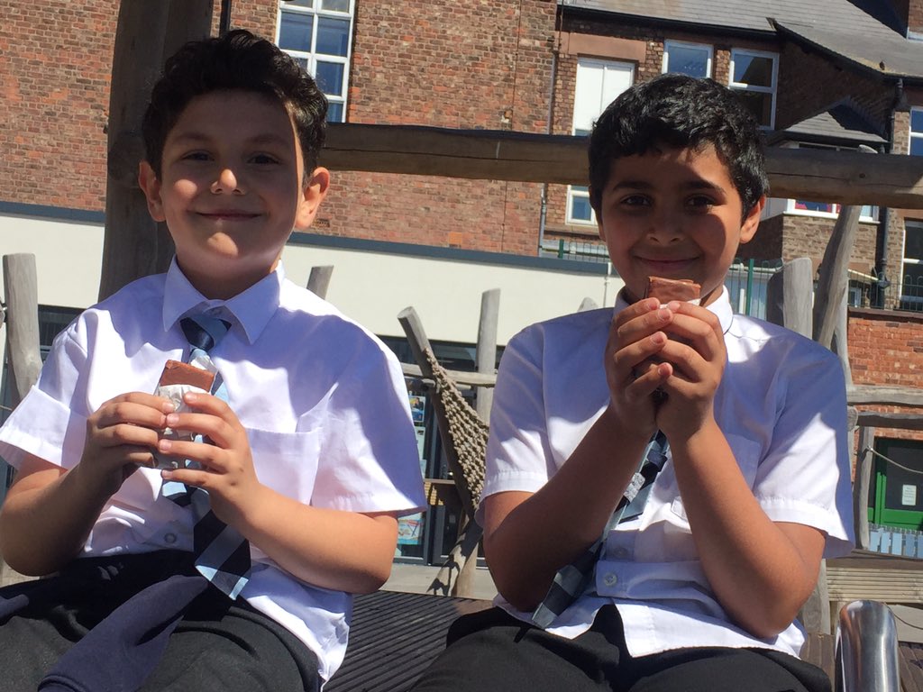 SmithdownPr's tweet photo. 100% attendance for Y3BC. @SmithdownPrimY3. Perfect weather to enjoy a choc ice reward. #smithdownextra #attendancematters https://t.co/WpeCzySday
