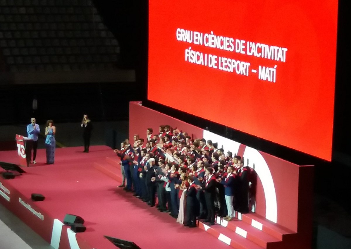 BlanquernaCAFE's tweet image. Fotos de família dels graduats i les graduades de @BlanquernaCAFE a l&apos;acte de #GraduacióBlanquerna2019. Gaudiu d&apos;aquest gran dia per a vosaltres i les vostres famílies i entorn! Enhorabona!! #OrgullBlanquerna