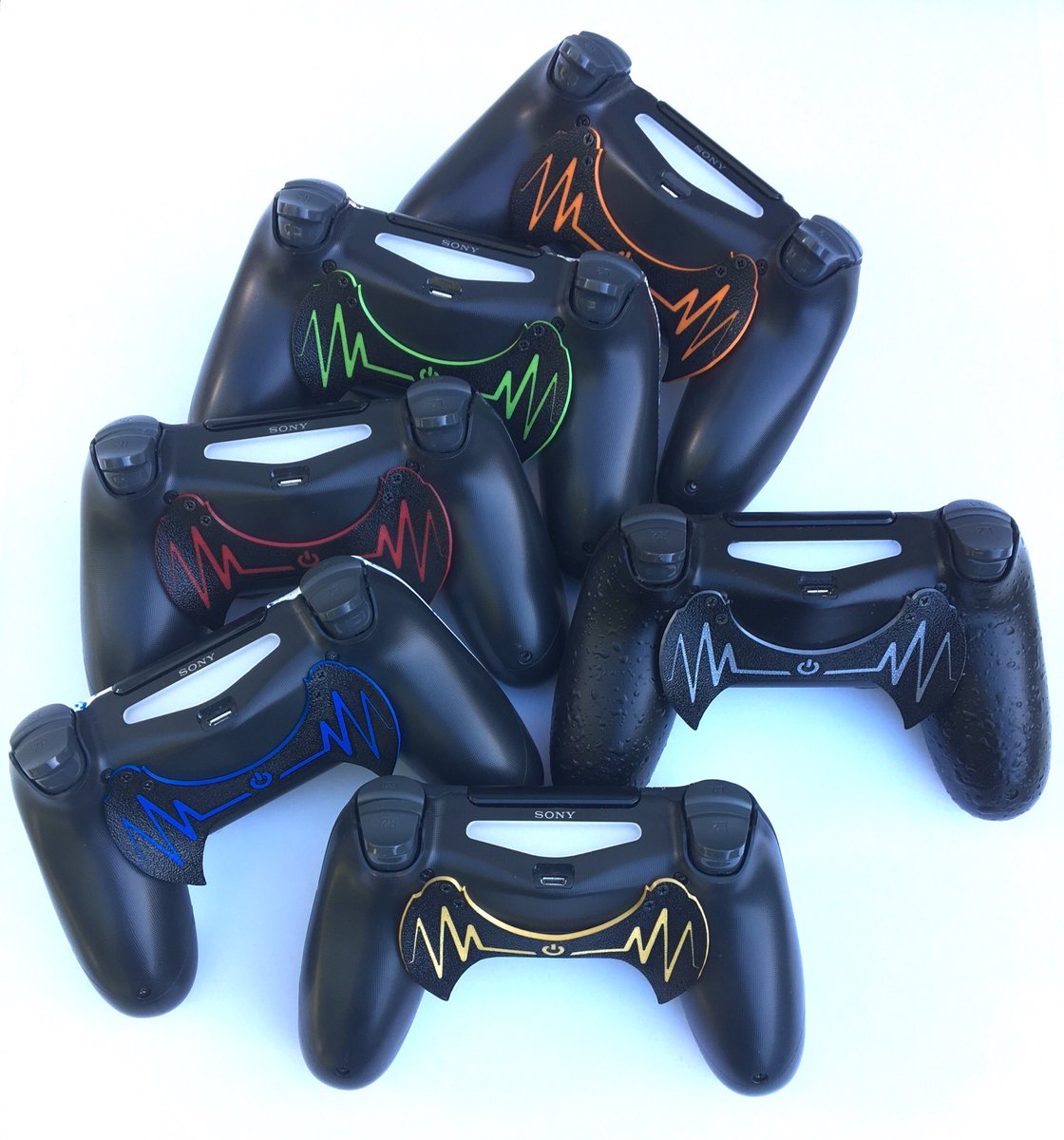 GeekServices's tweet image. Salut à tous!
Les voici présentées sur manettes 😍
Forme identique aux Wings mais sans les ailes en relief avec à la place une surface plate mais «texturée » qui fait office de Grip sur les palettes
#Pasencoredenom 😁 #Geekcontroller #Ps4 #Palettes #Grip 
geek-services.fr