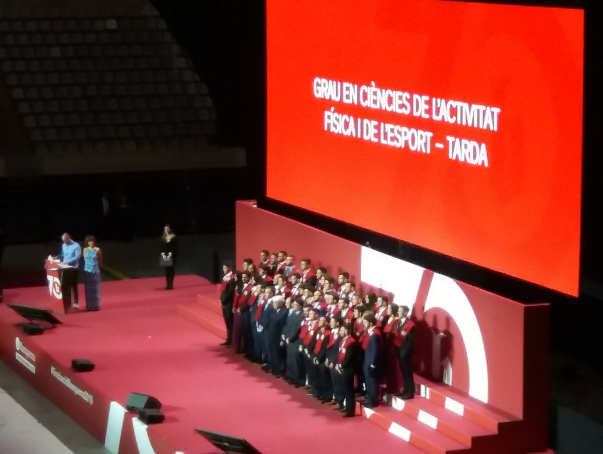 BlanquernaCAFE's tweet image. Fotos de família dels graduats i les graduades de @BlanquernaCAFE a l&apos;acte de #GraduacióBlanquerna2019. Gaudiu d&apos;aquest gran dia per a vosaltres i les vostres famílies i entorn! Enhorabona!! #OrgullBlanquerna