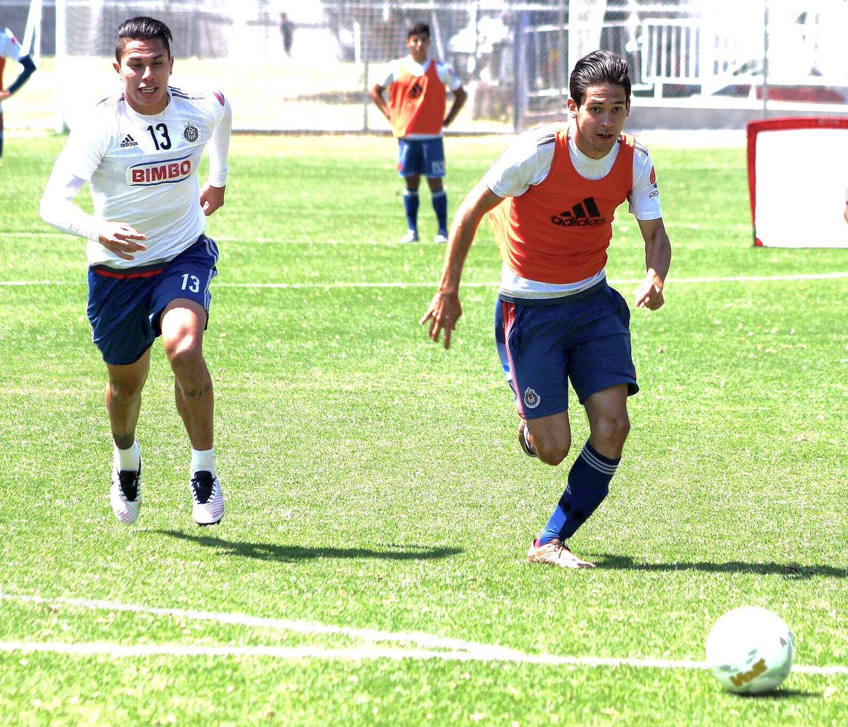 vargass294's tweet photo. Después de 11 años de muchos aprendizajes y enseñanzas... dejo de pertenecer a este gran club @Chivas 
Totalmente agradecido 🙏🏽🙏🏽 vendrán cosas mejores 💥💥 https://t.co/yYx8KXqJQ9