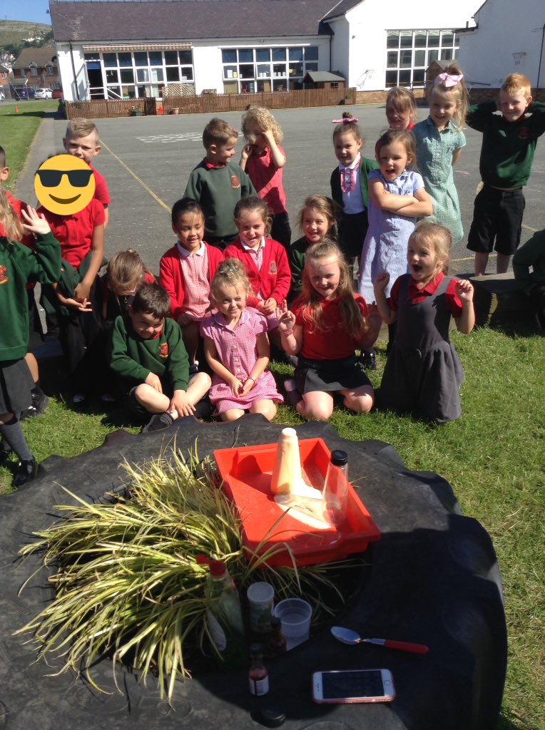 MrsTurnerMRh's tweet photo. Cyffro mawr heddiw gwneud past dannedd eliffant
Lots of excitement today making elephant toothpaste #STEMcycg @EESWSTEMCymru @MorfaRhianedd https://t.co/Mt9e6jUC2w