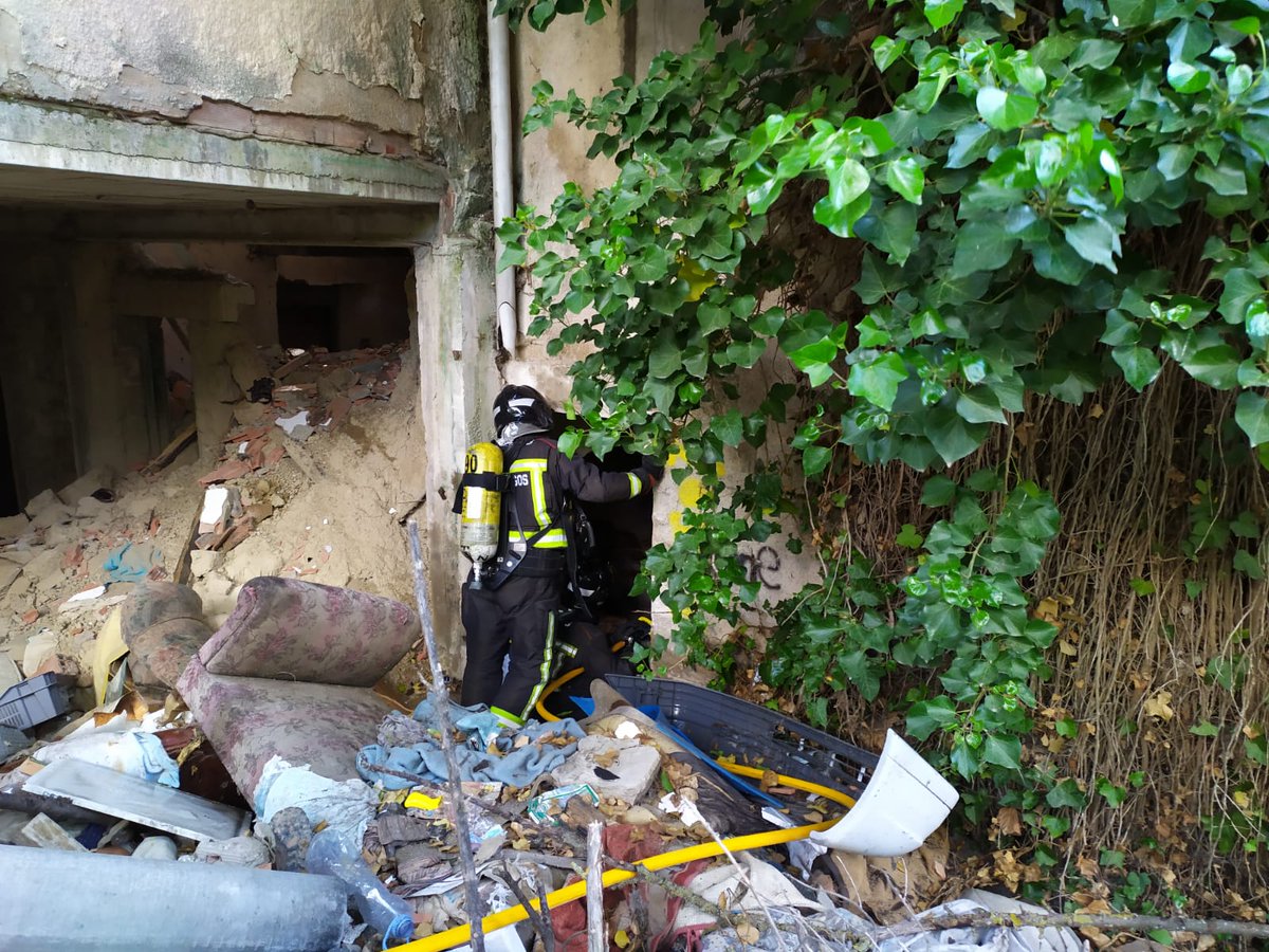 BomberosBurgos's tweet photo. 🔥 de vivienda abandonada en #Pisones. Seguimos trabajando en el lugar. https://t.co/6oWJa6XejL