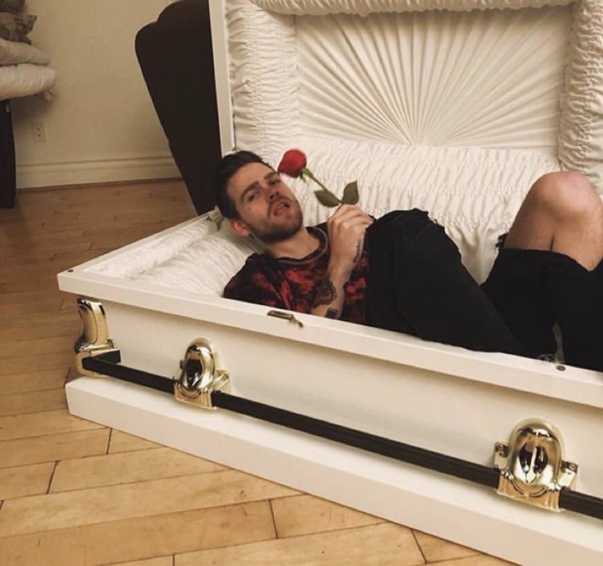 fernlovesfish's tweet photo. omg guys itβs his funeral elijah died ππππππππ #ripelijahdaniel #foreverinourhearts rip 06.21.19 ππ https://t.co/CcvYPNTykA