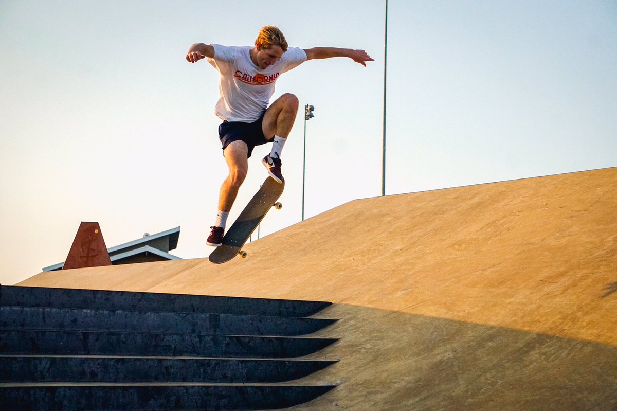 Andrew_redd_'s tweet image. Shoutout the dude in blue 🛹