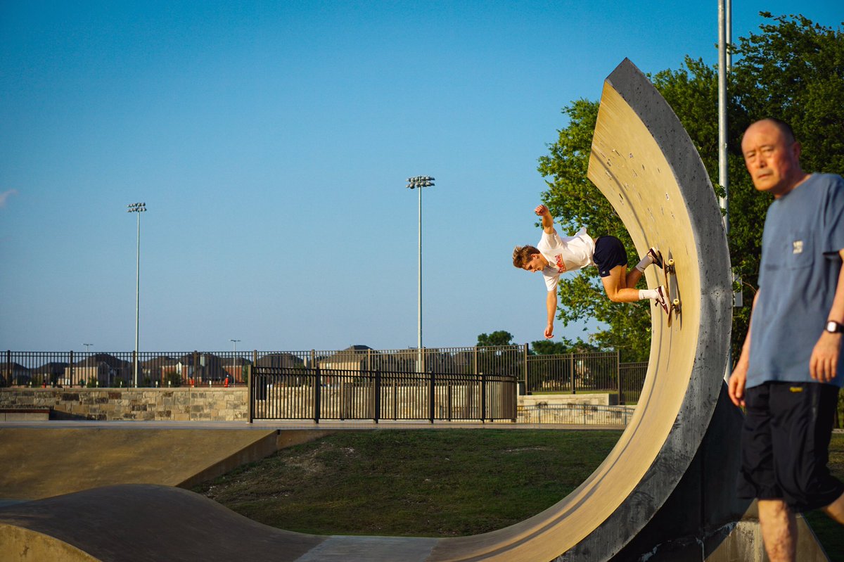 Andrew_redd_'s tweet image. Shoutout the dude in blue 🛹