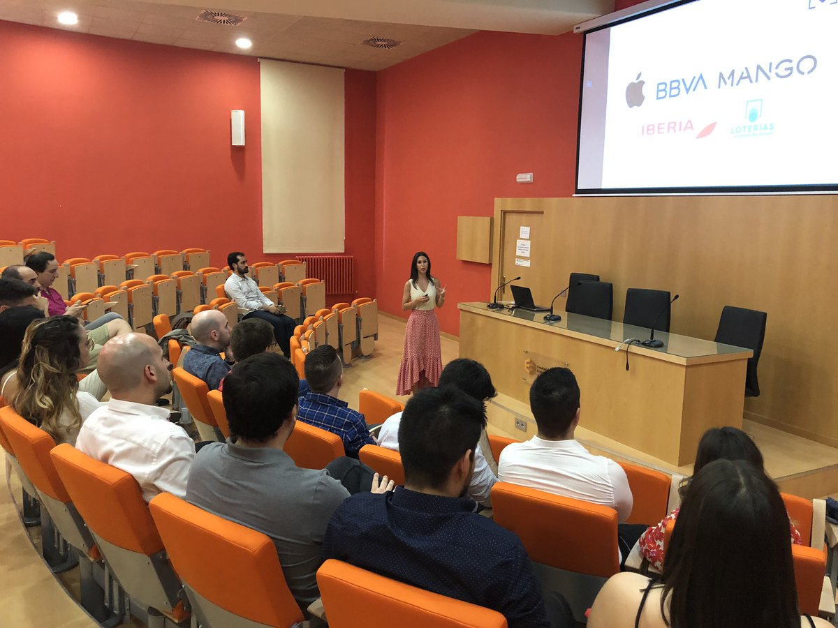 MeBAunizar's tweet photo. @sanparrillac sorprendiéndonos con aspectos relativos a la comunicación estratégica en el ámbito de la digitalización #clausurameba #junio2018 https://t.co/eiZ7bBdV0y