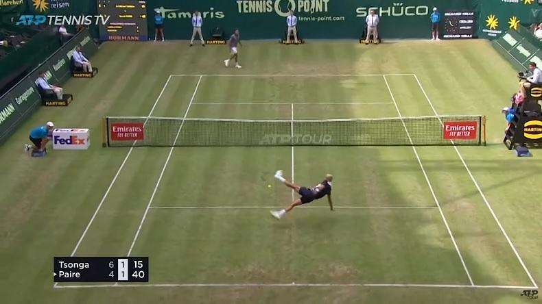 alphaxbet's tweet photo. 🎾⚽ Quand l'odeur du gazon te rappelle soudainement que tu es champion du monde... Tu improvises un foot en plein match de tennis 😂

Bravo les gars @benoitpaire @tsonga7 👏🇨🇵

#TeamParieur #HalleOpen https://t.co/Z6JrNtXbvx
