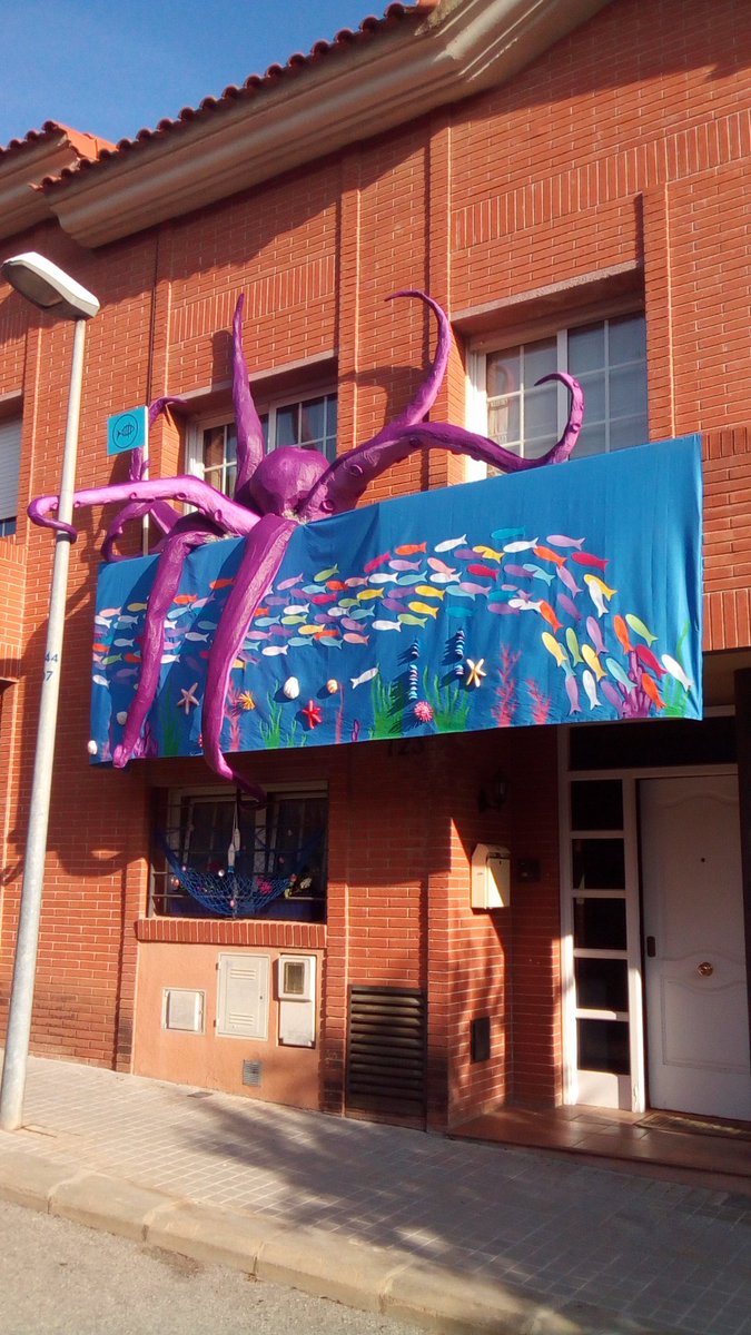 SOS #pescadorscontrabandistes aquest Popet #octopus s'ha instal•lat a casa i no hi ha manera de fer-lo fora, son tentacles de 3m i ens planta cara, no podem amb ell.
Dissenyat i realitzat: <a href="/laiaeiou/">mayonesa cigarro</a> amb <a href="/merce_reixach/">Mercè Reixach Garcia</a> (les dones de casa)
Visca la #FMVdM <a href="/VilassardeMar/">Vilassar de Mar</a> <a href="/LaRierada/">La Rierada</a>