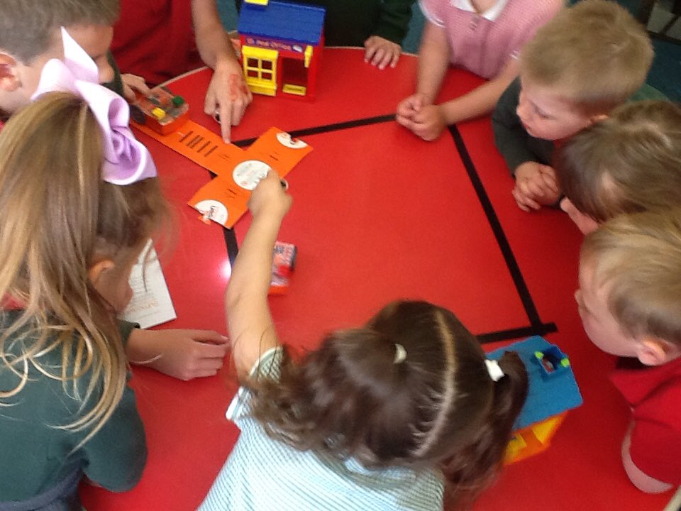 HuwsM's tweet photo. Prysurdeb mawr bore ma @MorfaRhianedd. Diolch i hogiau bl 5 am helpu plant Meithrin. @EESWSTEMCymru @GwEDigidol #STEMcycg https://t.co/9EzXpYuMgk