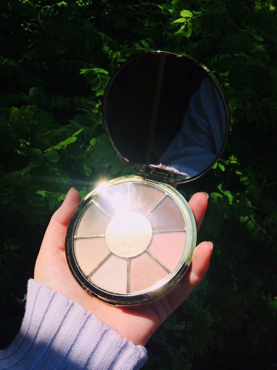 StoliesSnowBun's tweet photo. Welp thanks to @boxycharm this month I got @tartecosmetics "be you. naturally" palette and omg the aesthetic that comes with it. Just amazing, totally love Tarte but I definitely NEED to try Shape Tape concealer &amp; foundation thou,🔥✨❤️🤙🏼😘 #BoxyGetaway #Tarte #Amazing https://t.co/sYBWsFzAEo
