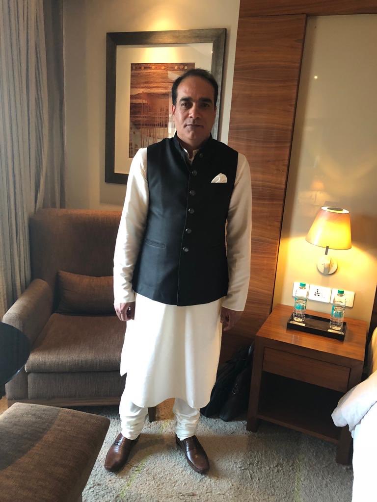 इस आदमी को ध्यान से देखो , अपना नाम मनोज कुमार खन्ना बताता है।
यह बहुत ही धोकेवाज ,  चालवाज , सातिर है ।इस ने कई लोगों के साथ बहुत बड़ा फ़रोड किया है। एफ़॰आई॰आर॰ Police में दर्ज है।
आप से विनती है के अगर आप को यह दिखाई दे तो इस No पर ख़बर करने के कृपा करें। 
  +91 -7217821985