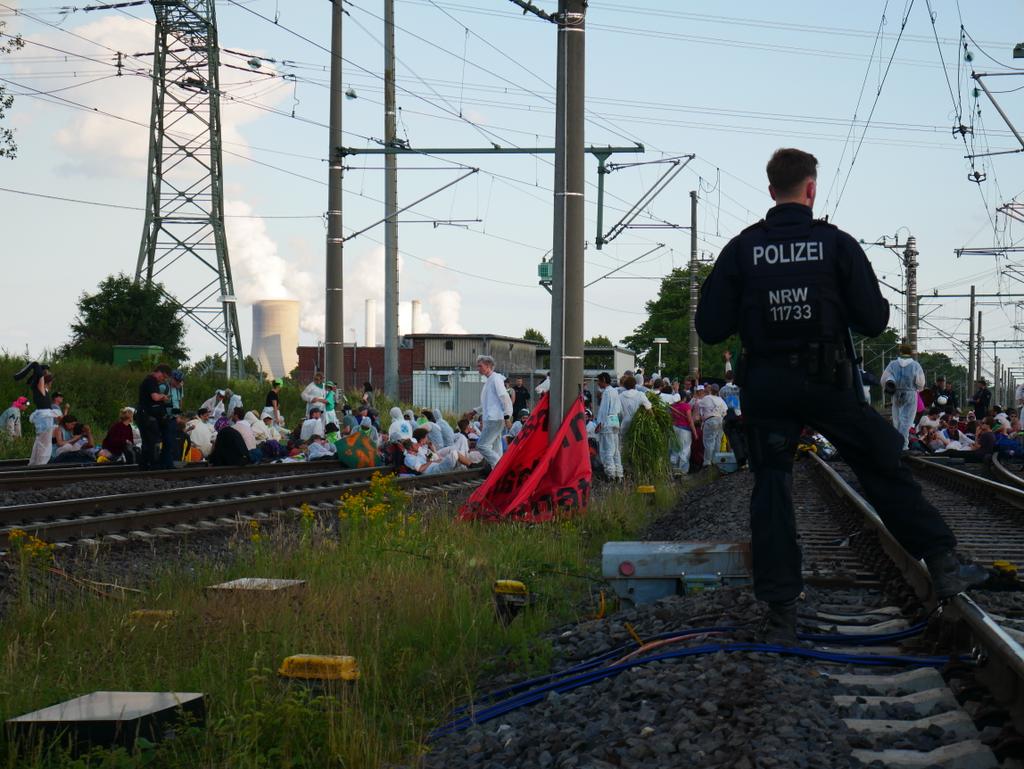 kurzvorpunkt's tweet photo. Weitere Eindrücke von der #Gleisblockade des grünen Fingers beim Kraftwerk #Neurath.
PS: Die AktivistInnen bauen bereits Toiletten auf.
#EndeGelaende
#ClimateJusticeNow
#ClimateAction
#kurzvorpunkt
#EndCoal https://t.co/bAfeIEpOjB