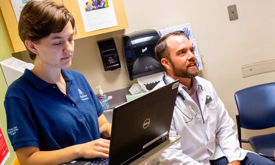 uazmedphx's tweet photo. The #uamedphx Primary Care Medical Scribe Program has accepted its first cohort of scribes to improve the care and efficiency in the primary care setting. https://t.co/eY3NqBDZgP https://t.co/kasN56o1cO