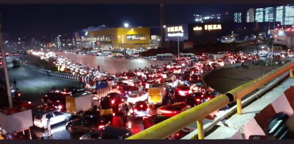 sravandasoju's tweet photo. #ikeahyderabad causes serious traffic jams everyday in IT Zone.  Today 5 hours of pathetic traffic jam due 2 small rain. Let wisdom prevail to shift  #Ikea to somewhere near outer ring road. @TelanganaCMO @KTRTRS @TelanganaDGP @cpcybd @cyberabadpolice https://t.co/HfvK17YDKW