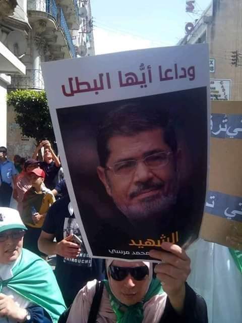صور الرئيس #الشهيد_محمد_مرسي  في مظاهرات الجزائر 
 #حراك_21_جوان #الحراك_الشعبي #السيسي_قتل_الرئيس