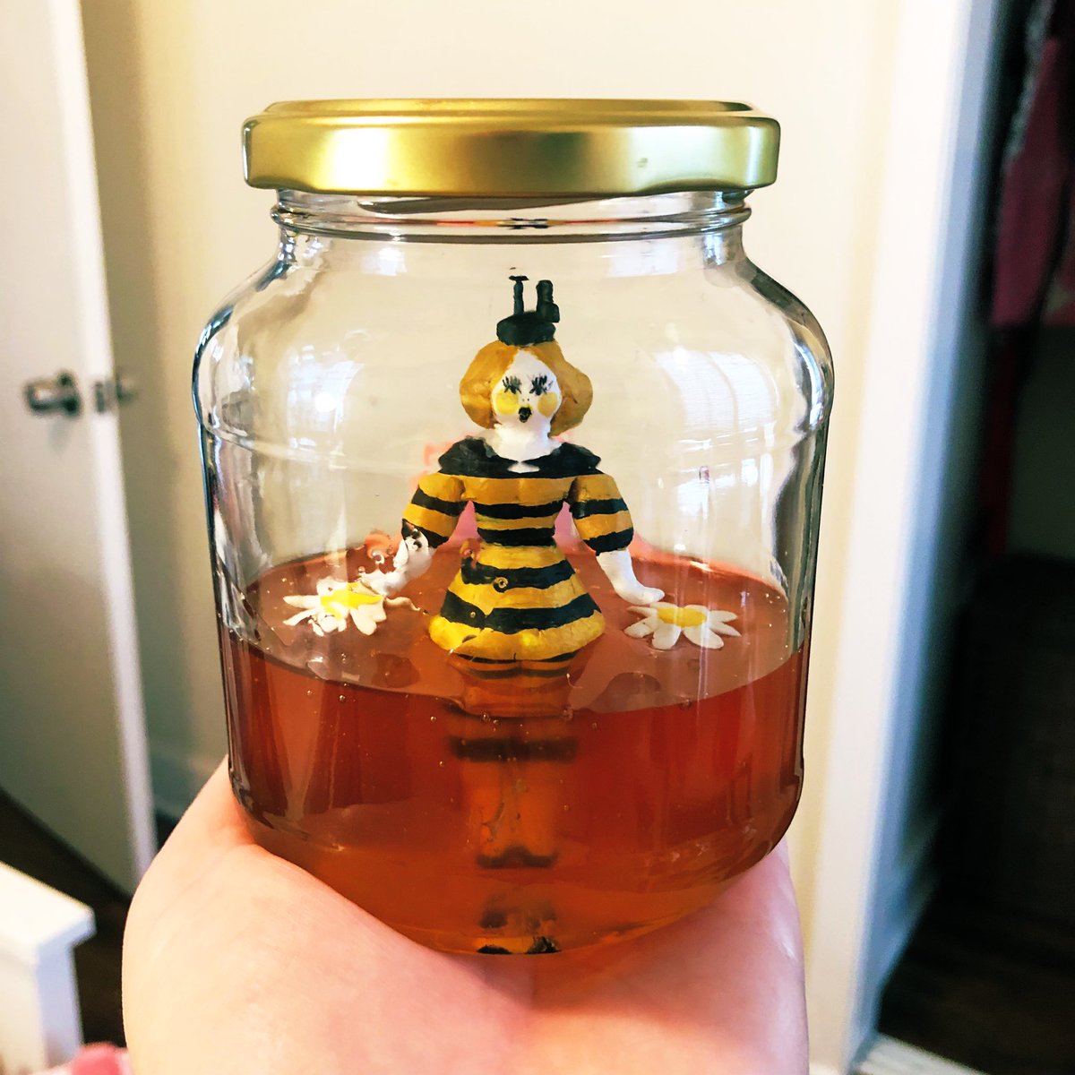 NAINATI's tweet photo. Beebee! 🐝🍯🌼 https://t.co/vpQfZnRbnw