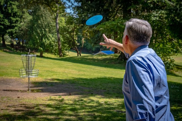 Dow throws a Frisbee with perfect form in a way that is very natural.